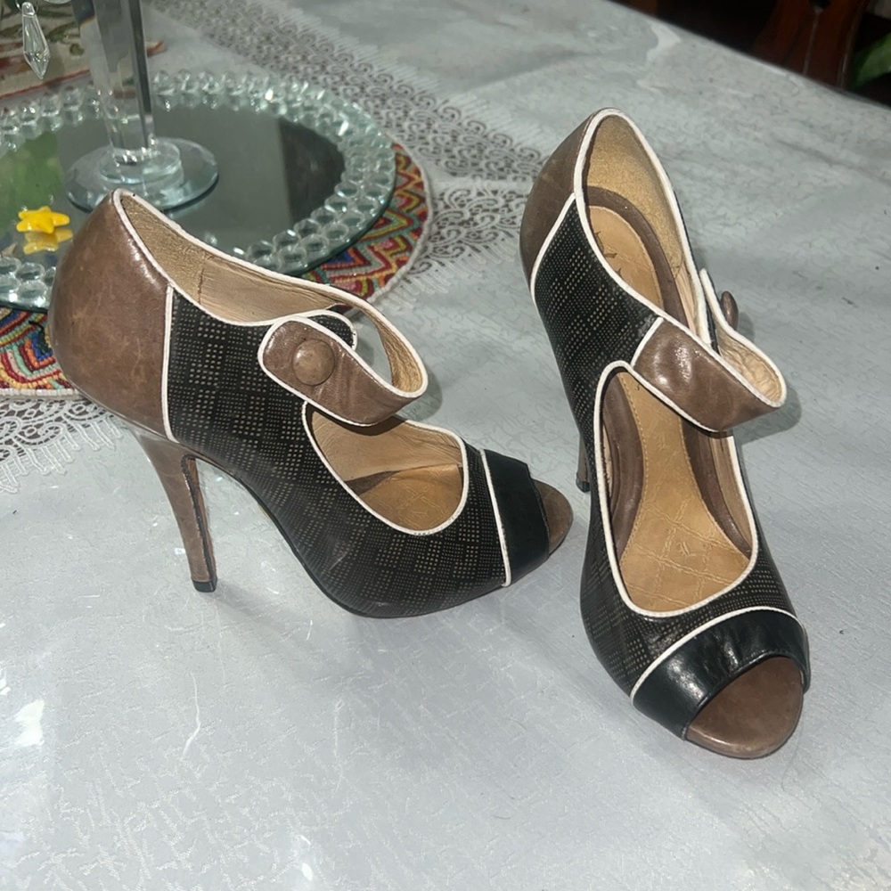 Used in good condition L.A.M.B heels size 7.5